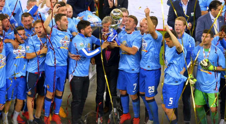FCSB ergue a taça de campeão da Copa da Liga e leva o prêmio de 1,5 milhões de Euros (Foto: Alex Nicodim/GSP)